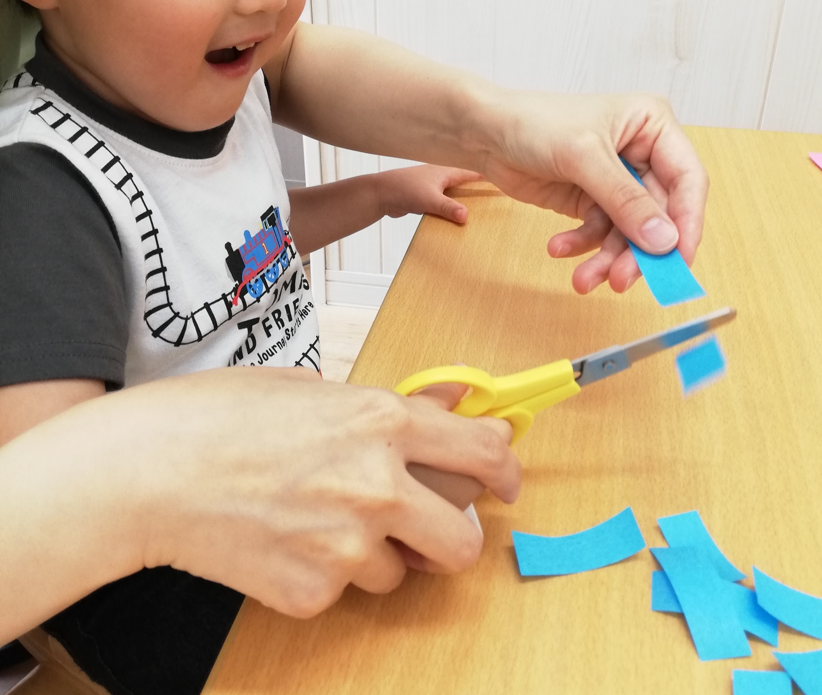 はさみに挑戦 Greenhouse板宿園 グリーンハウス Steam教育を実践する保育園